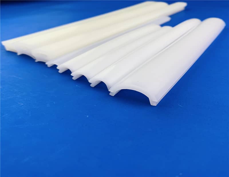 Extruded silicone lampshade for line lamps